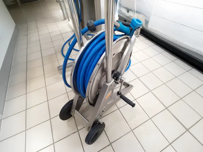 Hose Reel with Cleaning and Washing System for Food Industry Facilities (Mobile Trolley Set)